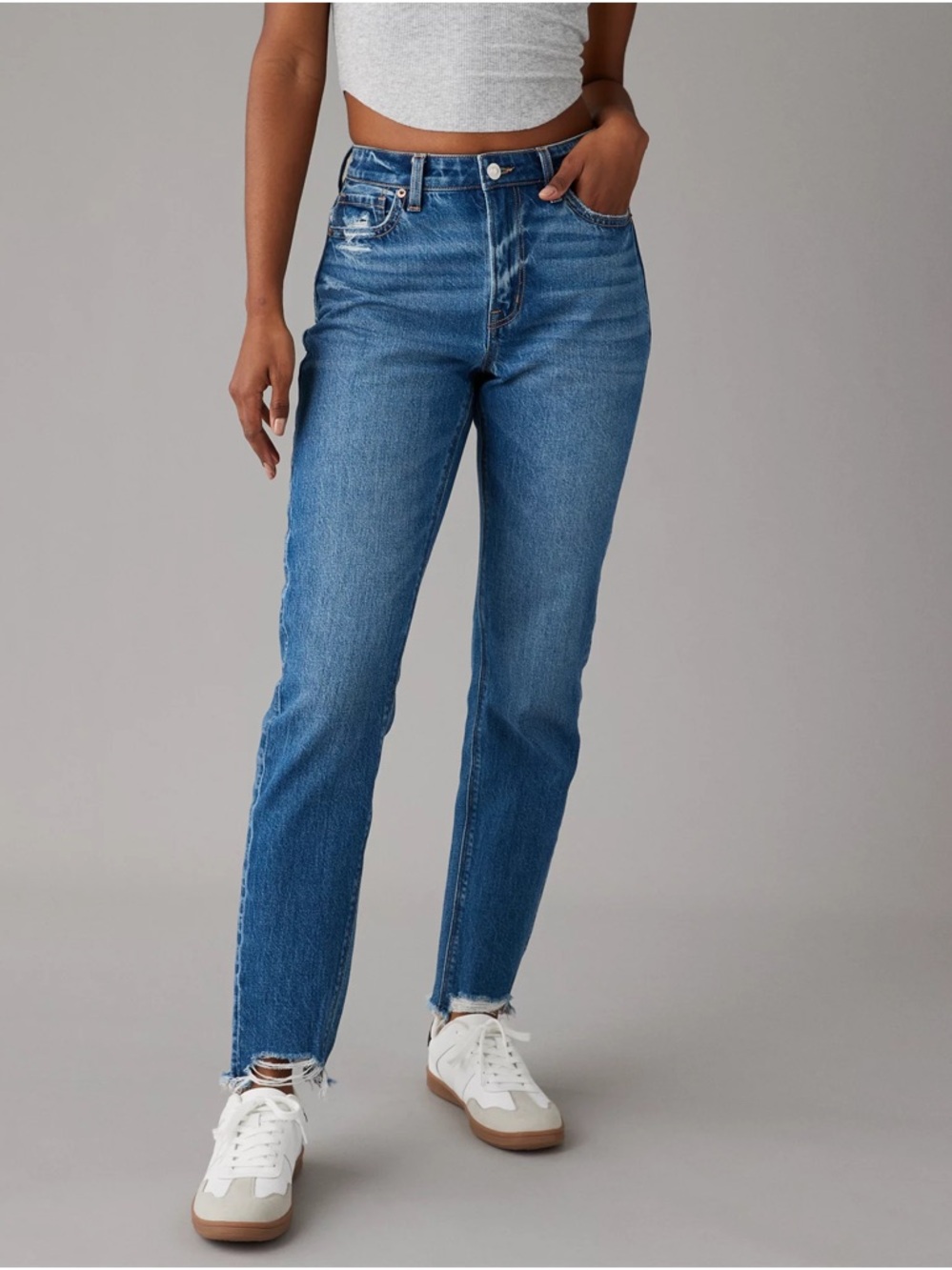 American Eagle Outfitters Women's Straight Leg Jeans in Medium Blue Wash